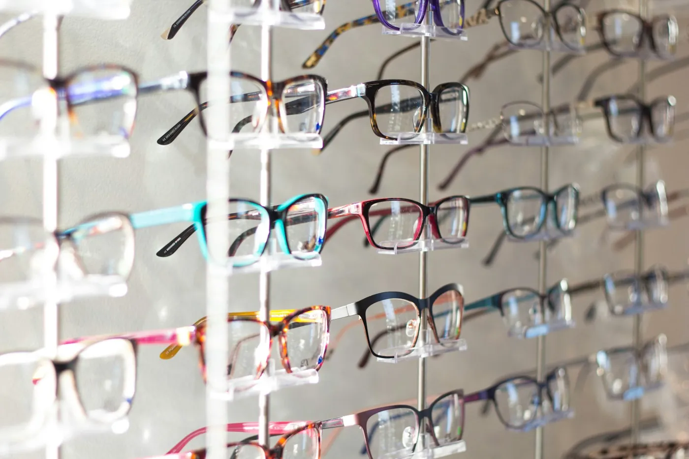 Présentoir de lunettes de vue chez un opticien